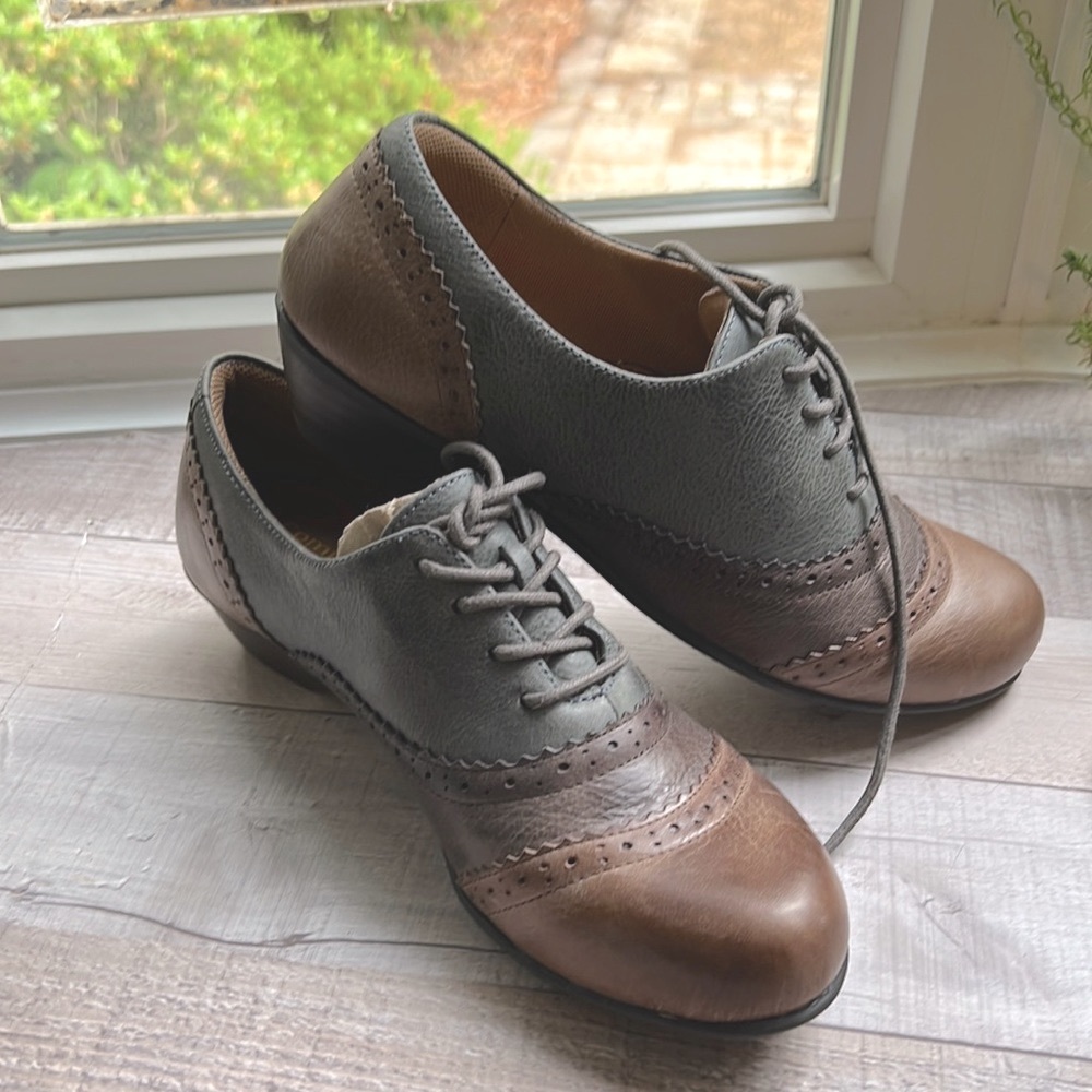 Comfortiva Two-Tone Gray and Brown Oxford Flats